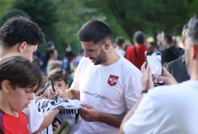 Fudbaleri Srbije odradili trening u parku, Bečlije oduševljene